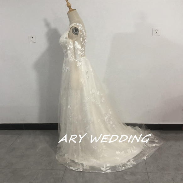 高品質！ V領蕾絲婚紗淺香檳色公主袖公主線婚禮/招待會 第4張的照片