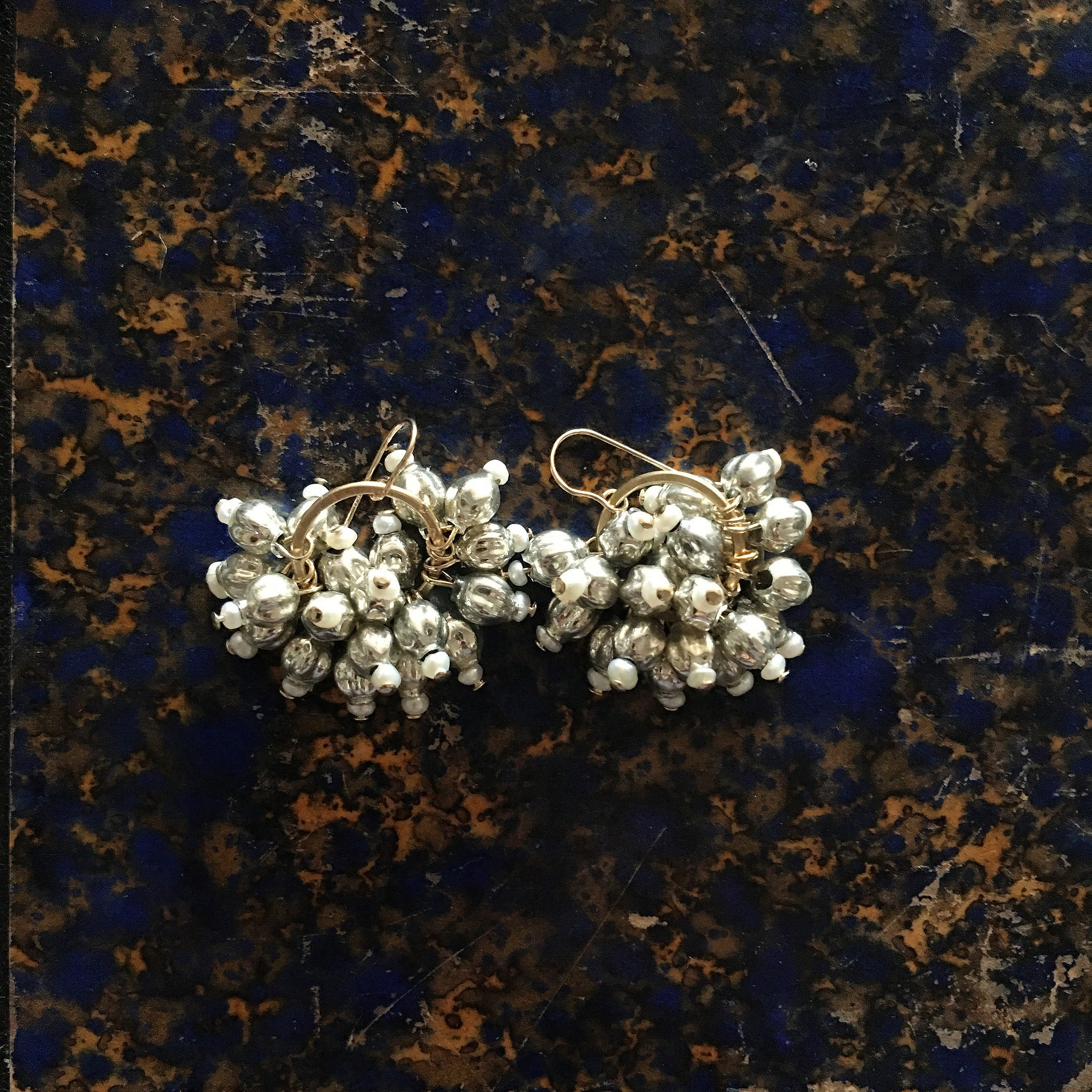 フランス製のヴィンテージスフレガラスと淡水パールの美しいピアス/イヤリング（TJ11028）