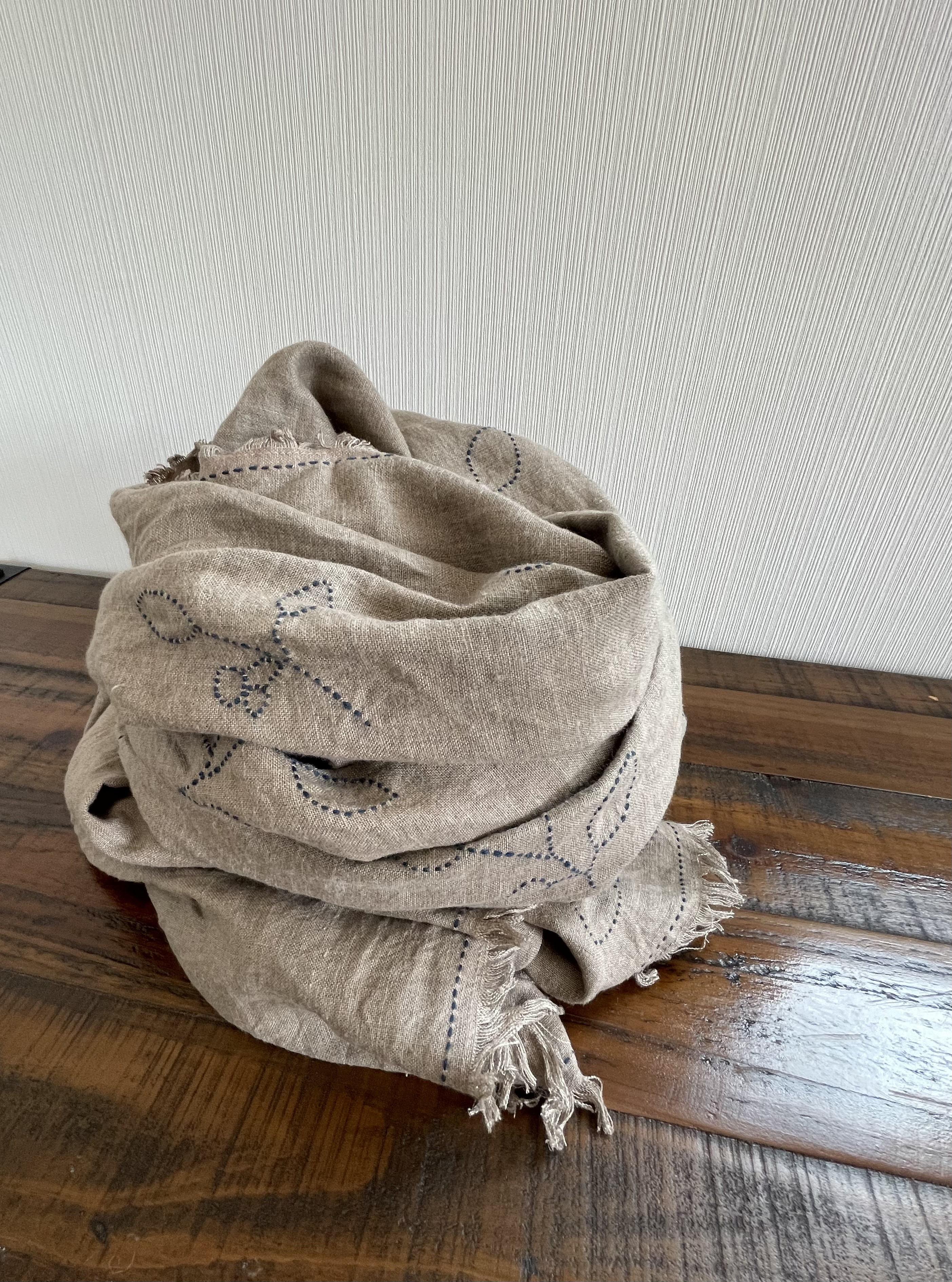 刺し子のストール  両面起毛ベルギーリネン　ボリュームロング　モカベージュ　葉っぱと実