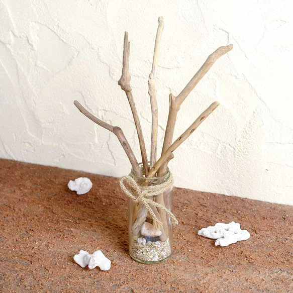 流木の小枝でオーナメント－ガラス玉　ビー玉　サンゴ　砂　４-1 2枚目の画像