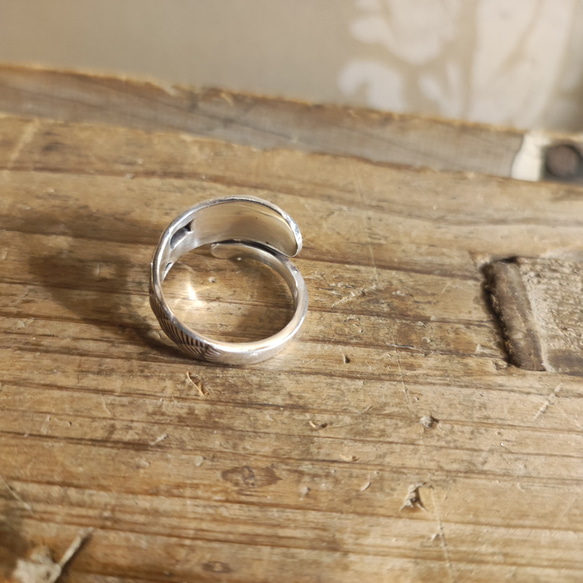 初めての指輪にもおすすめな日本の縁起物モチーフ「松」アンティークシルバースプーンのリメイクリング_0830 5枚目の画像