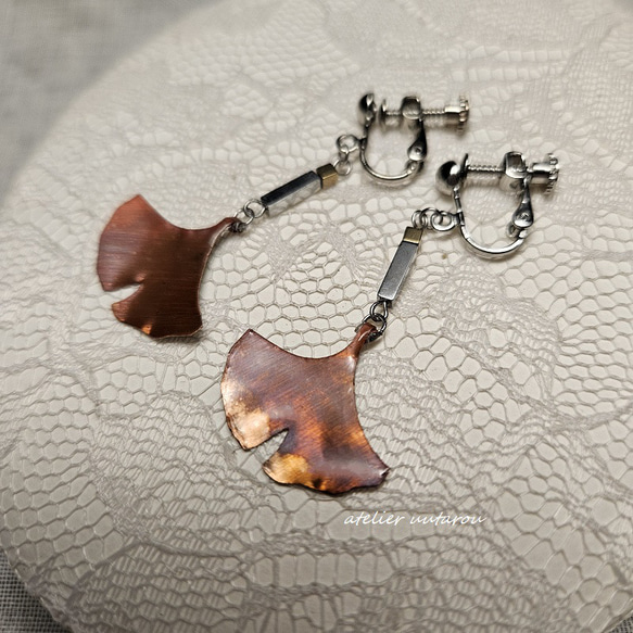 職人の手作り   銅板で作ったイチョウのイヤリング 4枚目の画像