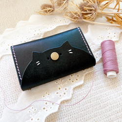 ラベンダー色の糸 黒猫さん名刺入れ レザー カードケース 本革 イタリアンレザー ねこ かわいい 1枚目の画像