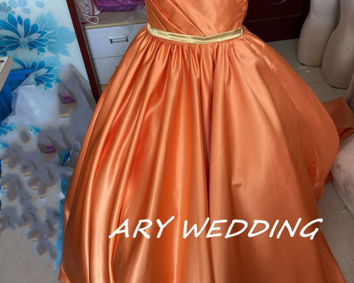 上品！カラードレス トレンドの オレンジ ベアトップ 前撮り 二次会  