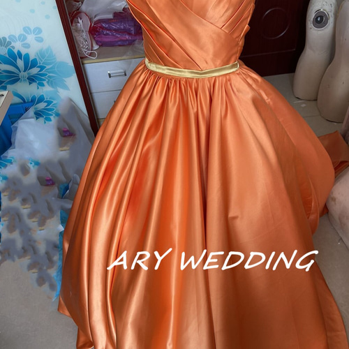 上品！カラードレス トレンドの オレンジ ベアトップ 前撮り 二次会  
