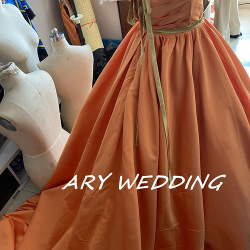 上品！カラードレス トレンドの オレンジ ベアトップ 前撮り 二次会  
