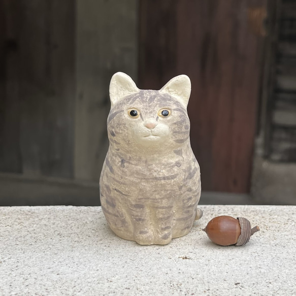 おすわりねこ　(キジトラ）　O-414-2　　陶製　/cat/貓 1枚目の画像