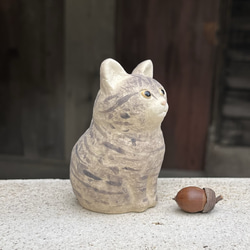 おすわりねこ　(キジトラ）　O-414-2　　陶製　/cat/貓 3枚目の画像