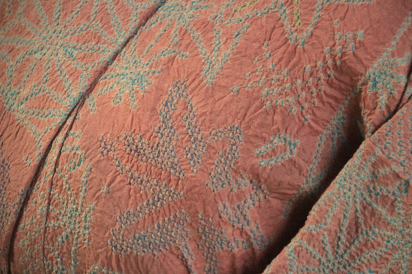 ◇現代 有松鳴海絞　浴衣◇【落ち着いたグレーピンク】高級感を感じる縦ラインにかなり細かい絞りで紅葉を表現　裄67ｃｍトー 18枚目の画像