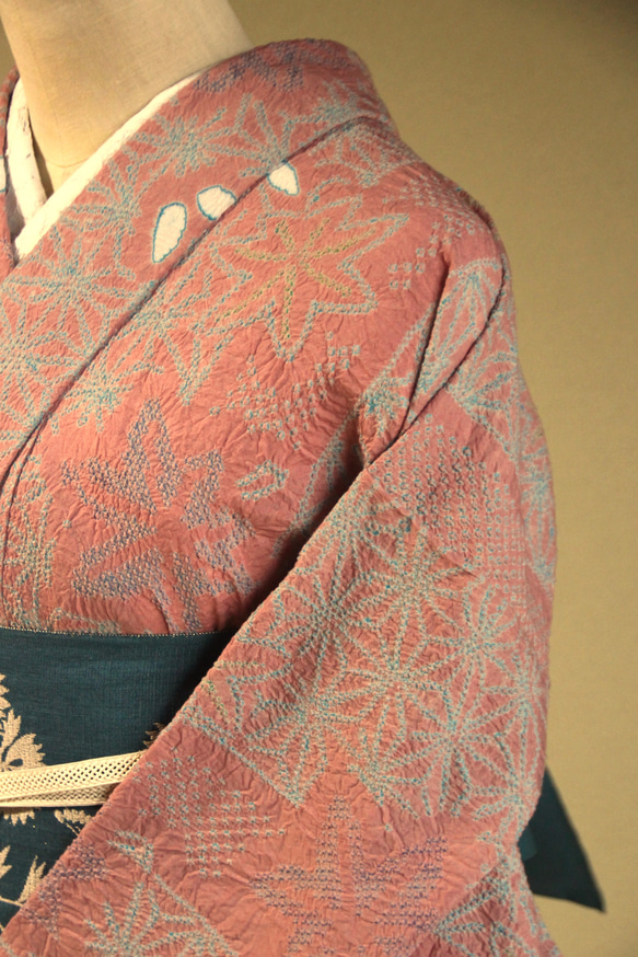 ◇現代 有松鳴海絞　浴衣◇【落ち着いたグレーピンク】高級感を感じる縦ラインにかなり細かい絞りで紅葉を表現　裄67ｃｍトー 9枚目の画像