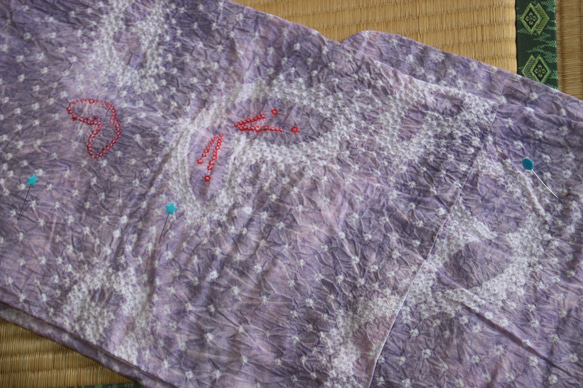 ◇現代 有松鳴海絞　浴衣◇【藤に控えめな紫のぼかし】あられ模様に蝶が舞う　裄69ｃｍ　トールサイズ袖長め木綿浴衣 7枚目の画像