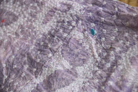 ◇現代 有松鳴海絞　浴衣◇【藤に控えめな紫のぼかし】あられ模様に蝶が舞う　裄69ｃｍ　トールサイズ袖長め木綿浴衣 5枚目の画像