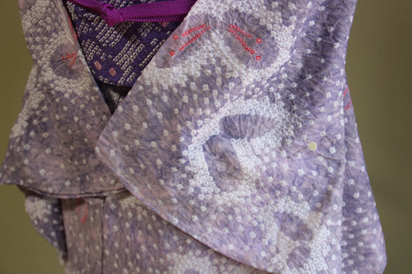 ◇現代 有松鳴海絞　浴衣◇【藤に控えめな紫のぼかし】あられ模様に蝶が舞う　裄69ｃｍ　トールサイズ袖長め木綿浴衣 10枚目の画像