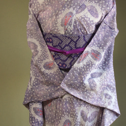 ◇現代 有松鳴海絞　浴衣◇【藤に控えめな紫のぼかし】あられ模様に蝶が舞う　裄69ｃｍ　トールサイズ袖長め木綿浴衣 1枚目の画像