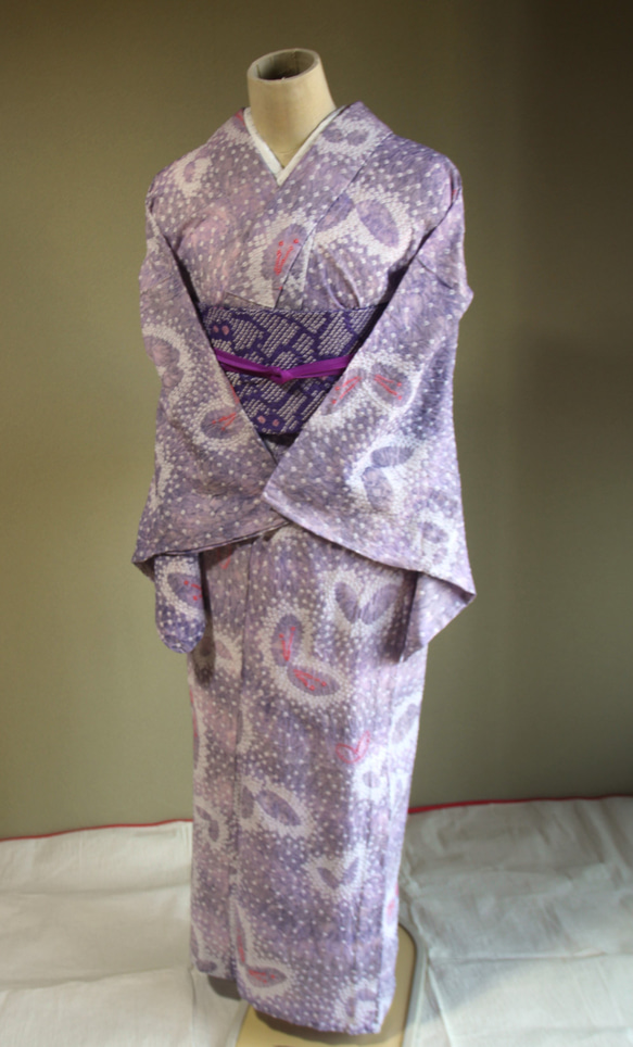◇現代 有松鳴海絞　浴衣◇【藤に控えめな紫のぼかし】あられ模様に蝶が舞う　裄69ｃｍ　トールサイズ袖長め木綿浴衣 2枚目の画像