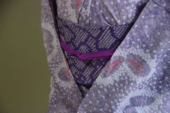 ◇現代 有松鳴海絞　浴衣◇【藤に控えめな紫のぼかし】あられ模様に蝶が舞う　裄69ｃｍ　トールサイズ袖長め木綿浴衣 15枚目の画像