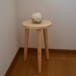 サイドテーブル、30cm丸 無垢のヒノキ　リビング　ベット横　各種物置　 1枚目の画像