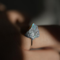 【一点物】 ブラックオパール リング 指輪 フリーサイズ 原石 鉱物 天然石 アクセサリー (No.2428) 5枚目の画像