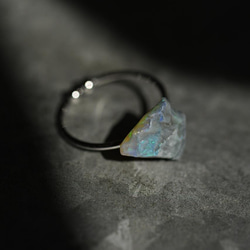 【一点物】 ブラックオパール リング 指輪 フリーサイズ 原石 鉱物 天然石 アクセサリー (No.2428) 2枚目の画像