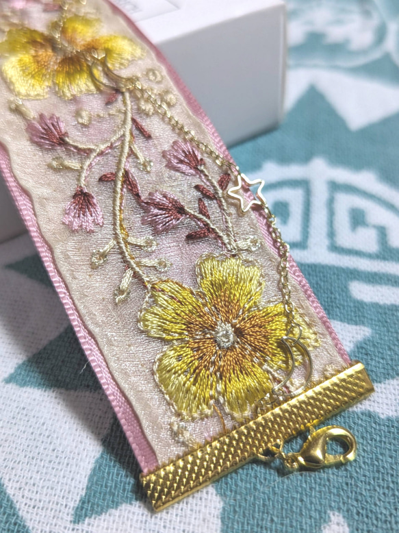 インド刺繍リボンのブレスレット(くすみピンク) 4枚目の画像