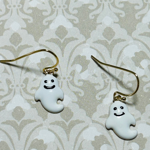 ハロウィンおばけちゃんピアス ピアス（フック・チェーン） Amy 通販  