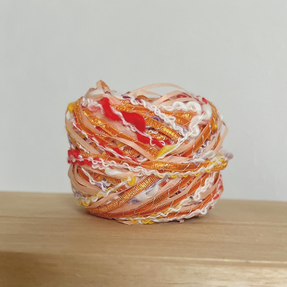 引き揃え毛糸玉*ラメ巻きオレンジ、ペールオレンジテープ×レッド