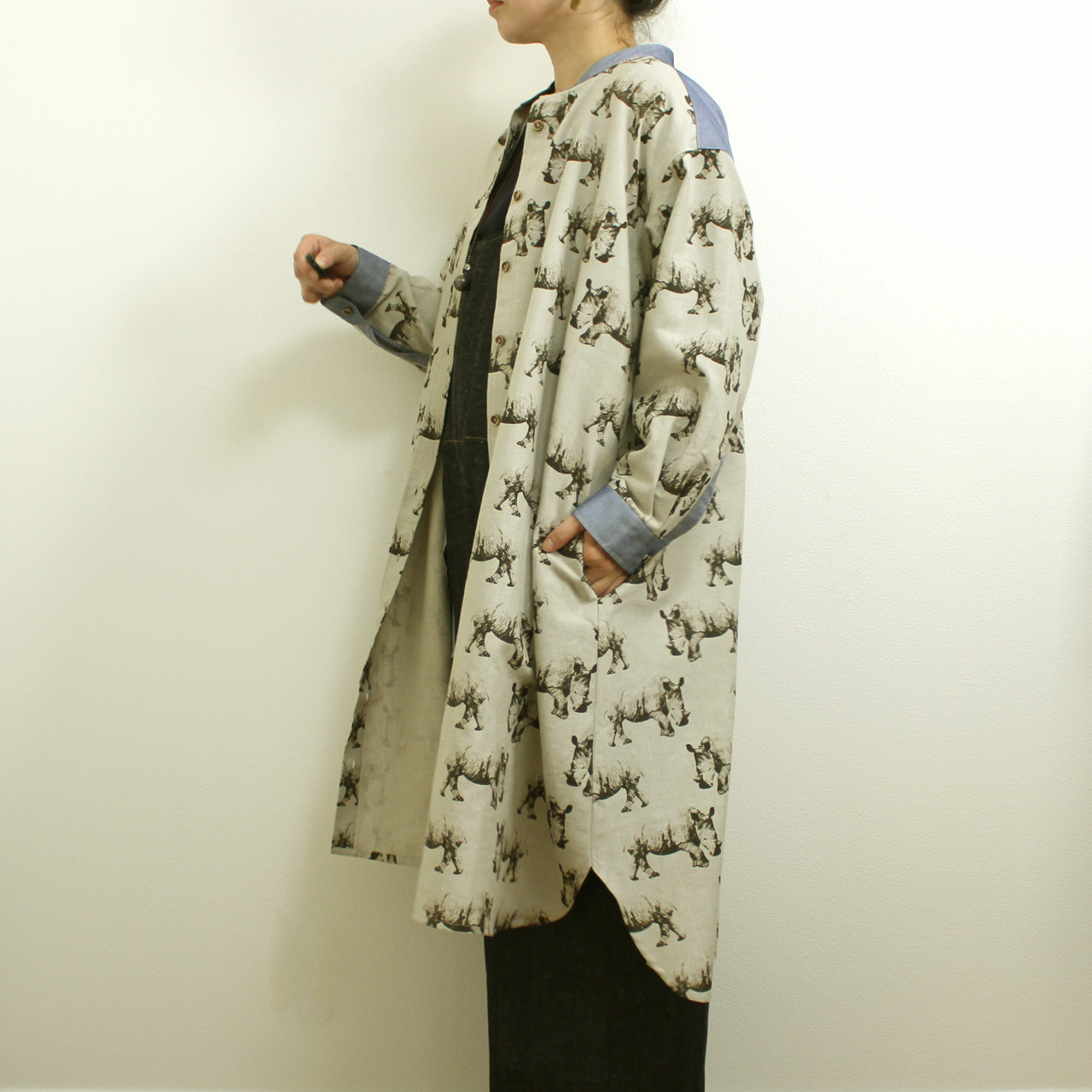 バンドカラーのシャツワンピース/　サイベージュ×シャンブレー 9,317円