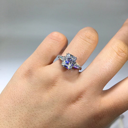 newデザイン】輝く モアサナイト あわす ダイヤ リング K18WG