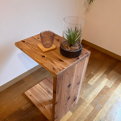 【送料無料】天然杉板  無垢家具テーブル  飾り棚  サイドテーブルハンドメイド 無垢 杉 – KANADEMONO