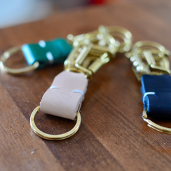 黃銅和鞣製皮革鑰匙圈 皮革鑰匙圈 適合您的包包或褲子 第6張的照片
