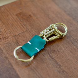黃銅和鞣製皮革鑰匙圈 皮革鑰匙圈 適合您的包包或褲子 第3張的照片