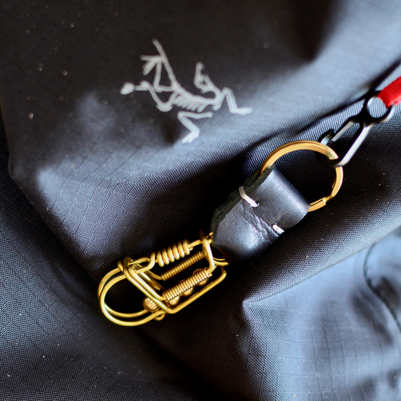 真鍮とタンニンなめし革のキーホルダー　レザーキーリング　バッグやパンツに合わせて 7枚目の画像