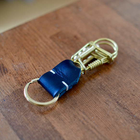 黃銅和鞣製皮革鑰匙圈 皮革鑰匙圈 適合您的包包或褲子 第4張的照片
