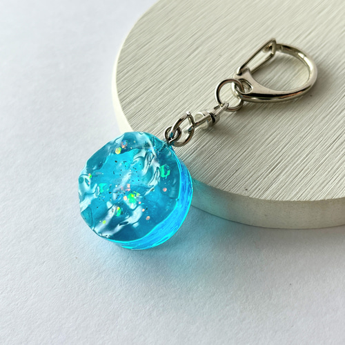 コバルトブルー(ホロ)の海のキーホルダー / レジン / 水面 その他