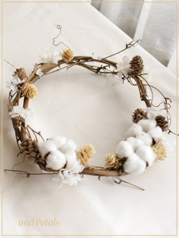 綿の実と松ぼっくりのリース 秋冬のあったかリース　クリスマスリース　W037 2枚目の画像