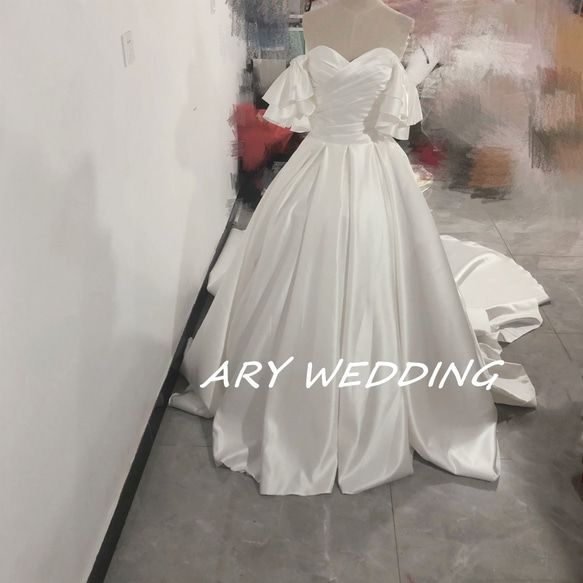 豪華！オフショル ウエディングドレス 光沢サテン 華やかなトレーン プリンセスライン 憧れのドレス 結婚式/披露宴 1枚目の画像