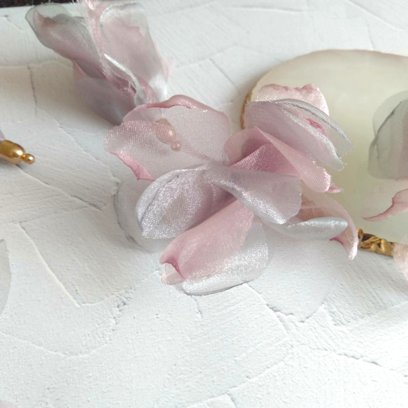 【2個】オーガンジー フラワーチャーム 花 アクセサリーパーツ カン付き/ピンクグレー 3枚目の画像