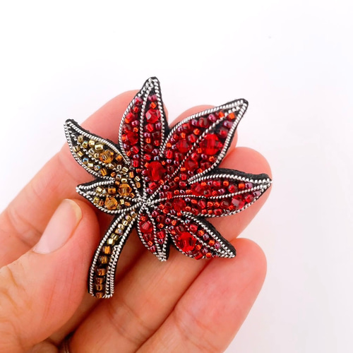 深まる秋の紅葉シーズンに♡「もみじ」のビーズ刺繍ブローチ