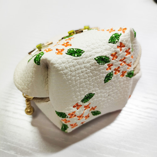 オーダーメイド　ヒョウの刺繍　真鍮リング付き　Ｌ字ジッパーポーチ　ゴールドレザー レザークラフト仕立て材料のファスナー止製品 / ユニバーサル