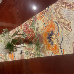2268花嫁衣装の丸帯リメイク　豪華刺繍の正絹テーブルランナー 1枚目の画像