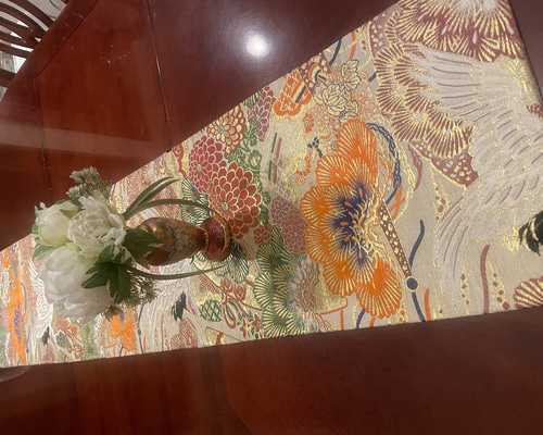 2525花嫁衣装の丸帯から作った豪華タッセル付きテーブルランナー 豪華刺繍 花嫁衣装の丸帯から作ったタッセル付き正絹テーブル