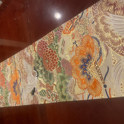 2268花嫁衣装の丸帯リメイク　豪華刺繍の正絹テーブルランナー 4枚目の画像