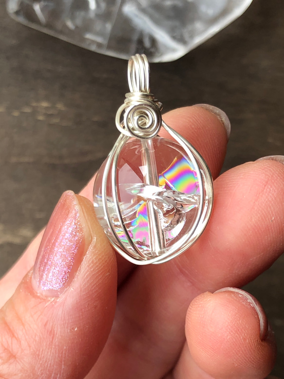 虹入り！天然水晶☆ワイヤーアート☆ペンダントトップ☆ストラップ  