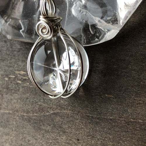 虹入り！天然水晶☆ワイヤーアート☆ペンダントトップ☆ストラップ  