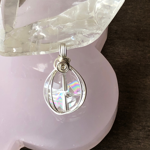 虹入り！天然水晶☆ワイヤーアート☆ペンダントトップ☆ストラップ  