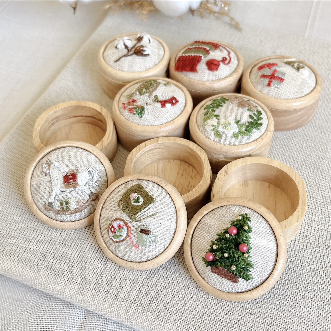 アンティーク木製大型スタンドミラー 刺繍カバー付き アンティーク木製大型スタンドミラー 刺繍カバー付き