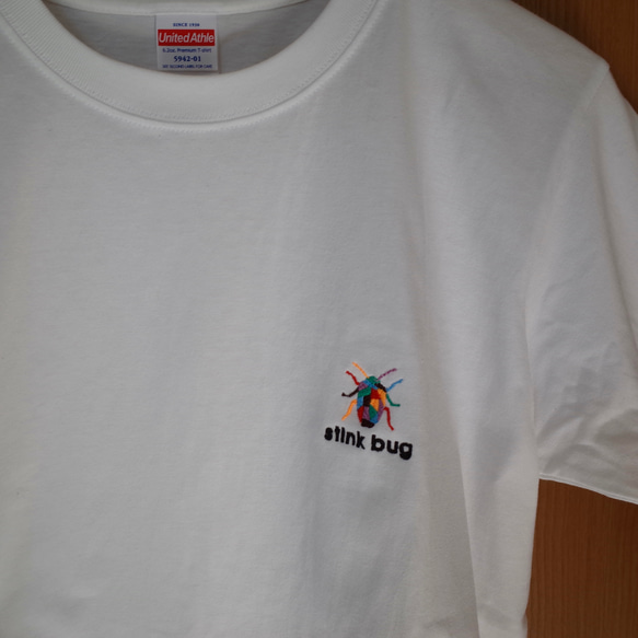 stink bug カメムシ　モザイク調　ワンポイント刺繍Tシャツ　6.2oz 半袖　長袖　白 2枚目の画像