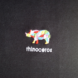 rhinoceros サイ　モザイク調　ワンポイント刺繍Tシャツ　6.2oz 半袖　長袖　黒 1枚目の画像