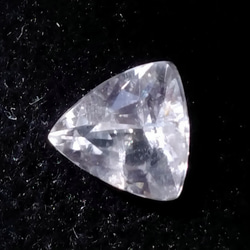 ロシア　マリシェボ鉱山　フェナカイト　トリリアントカット　0.95ct 1枚目の画像