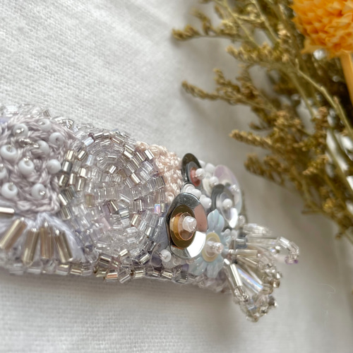 ホワイトビーズ刺繍ヘアアクセ（パッチンピンバレッタヘアアクセサリー 